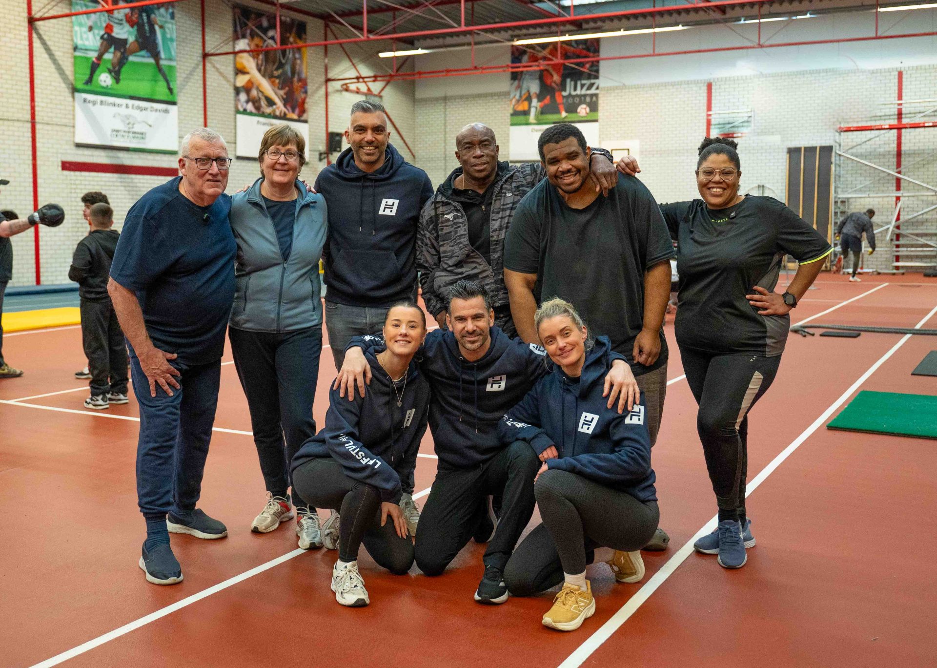 Groepsfoto van LeefstijlHUB coaches en deelnemers samen in de sporthal